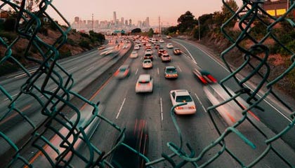 一老人躺在苍蝇垃圾堆中呻吟引关注，当地村干部：系五保户，已于数日前过世，后事由村里操办