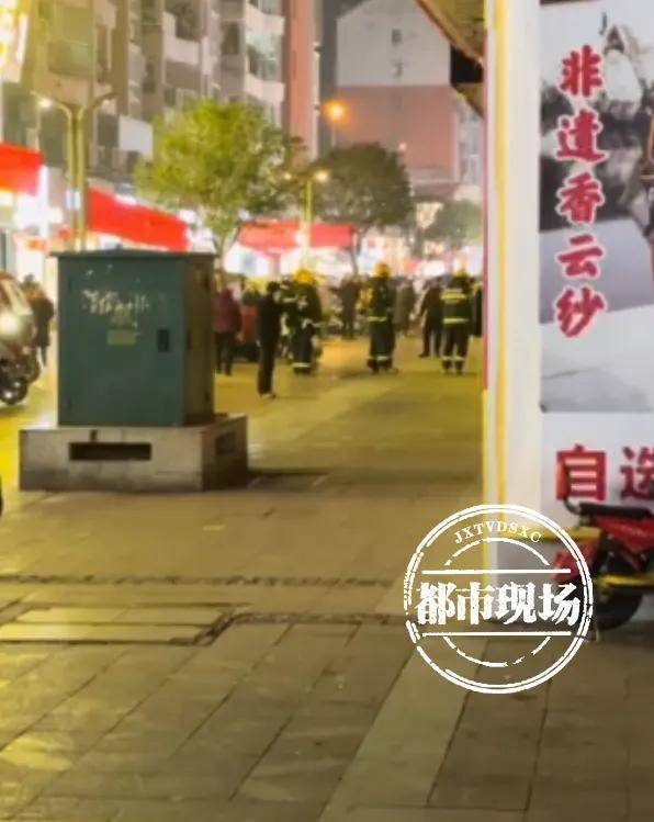 重庆一步行街突发爆炸，浓烟滚滚，路人闻声纷纷逃离？当地回应