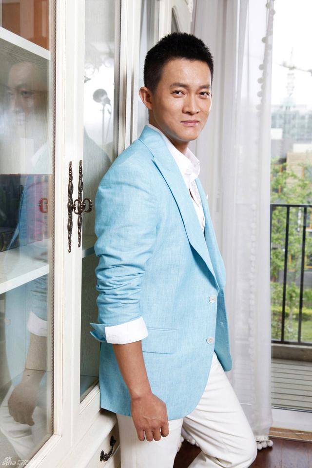 演员杨志刚：娶小师妹张静，每月工资都上交，如今他过得怎么样？