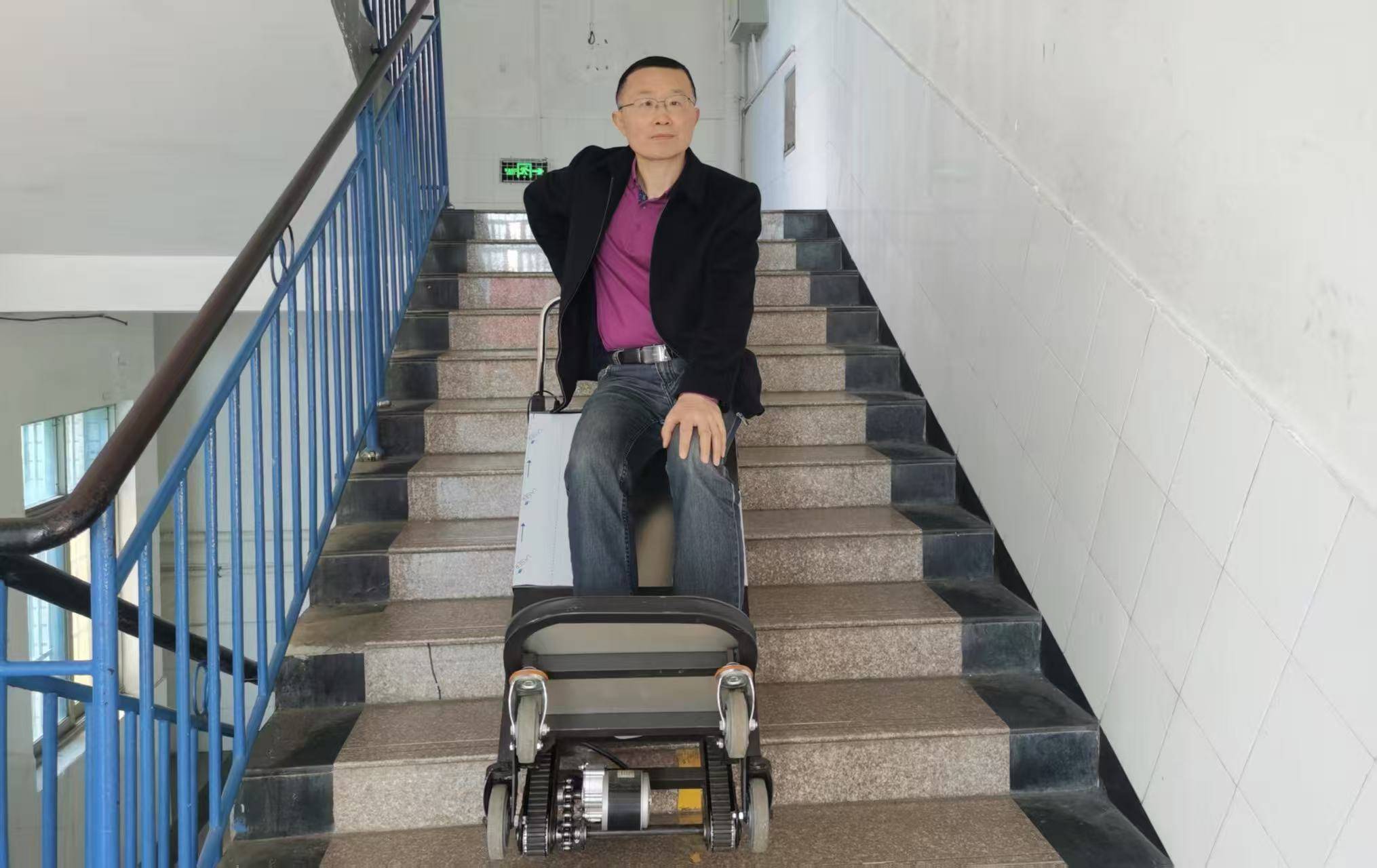 宁乡一高中老师膝盖病变每天坐爬楼机上课，学生从感到新奇到心疼