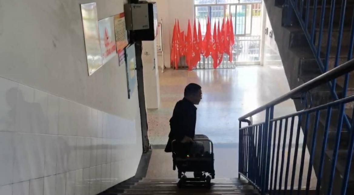 宁乡一高中老师膝盖病变每天坐爬楼机上课，学生从感到新奇到心疼