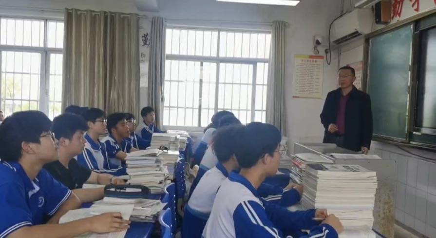 宁乡一高中老师膝盖病变每天坐爬楼机上课，学生从感到新奇到心疼