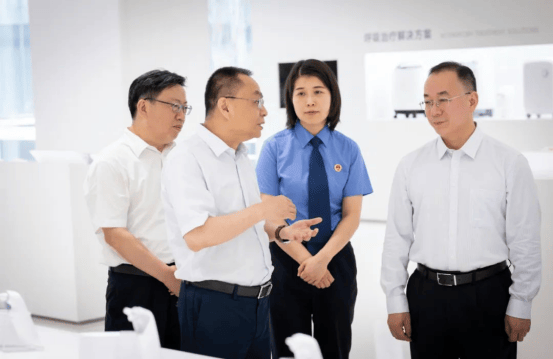 江苏省检察院党组书记、检察长赵铁实调研指导镇江检察工作