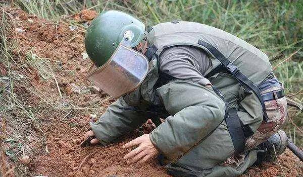 炸断腿还连着肉！乌克兰等6国宣布退出“禁止地雷条约”