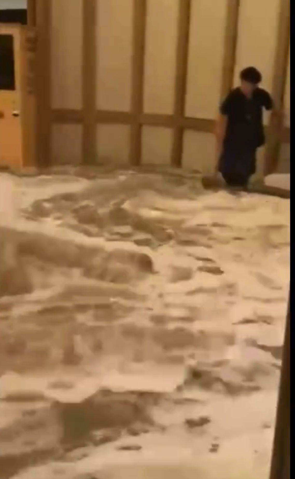 台风天香港一酒店大门被海浪冲破,海水涌入后大堂变泽国