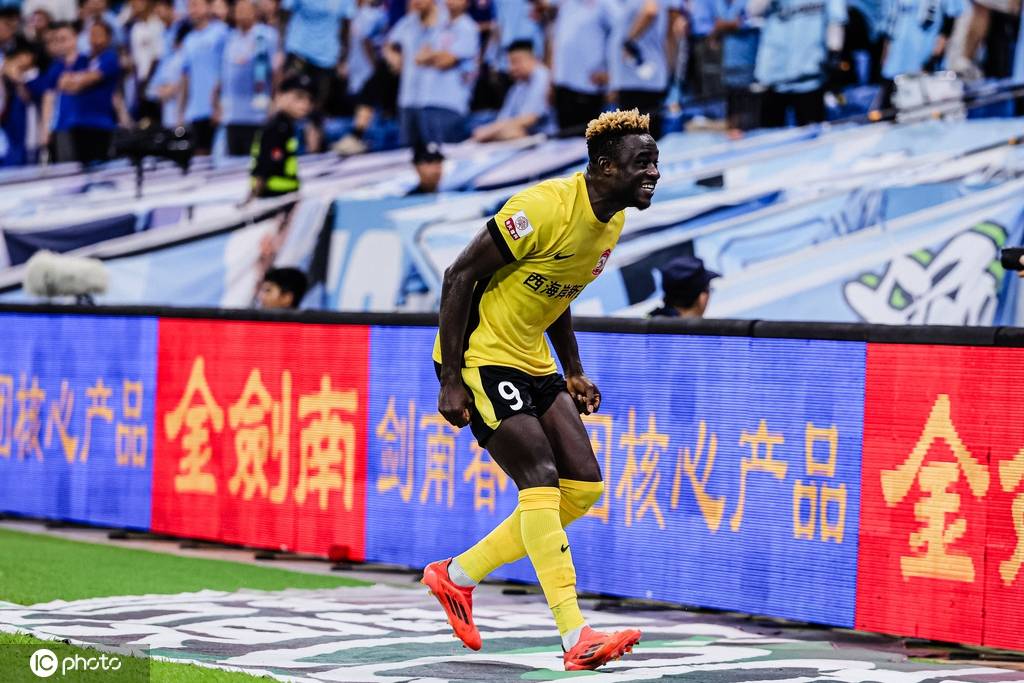 中超-戴维森阿齐兹建功张卫杨一鸣送礼 西海岸2-1逆转深圳