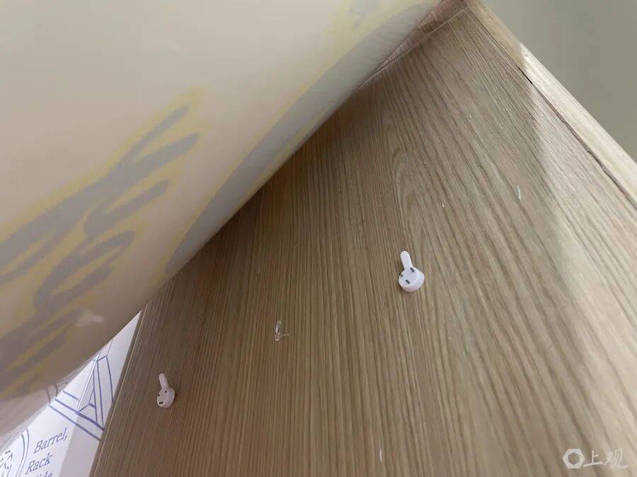 上海一早教机构铜牌掉落,1岁多男童额头被砸伤!家长维权2个月:他们从不正面回应