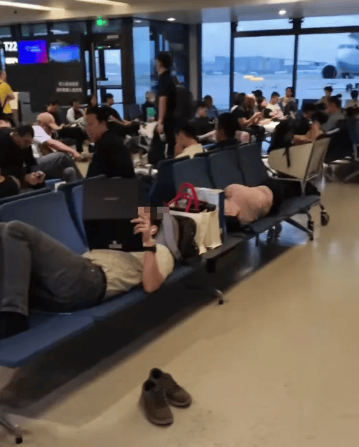 2名外国人在上海虹桥国际机场候机室躺卧，占用6个座位，机场回应