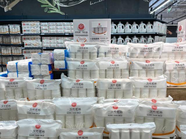 账上躺了41亿,于东来烦恼人太多