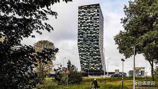 荷兰过河拆桥,英国也对华下黑手,王毅外长立刻会见一位重要客人