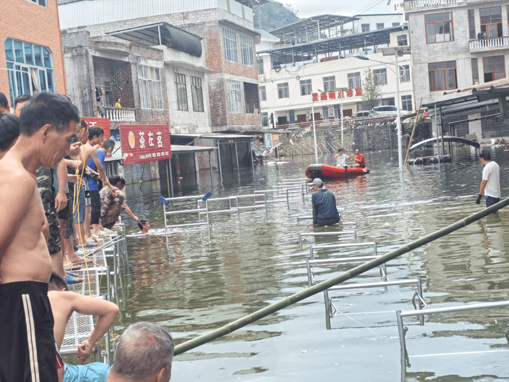 广西内涝20天未退 老人在鸡棚搭煤气灶做饭