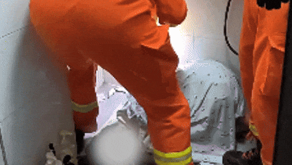 广州一女子洗澡时伸手捡掉入厕所的塑料瓶，却被紧紧卡住右手“无法自拔”，消防营救回应