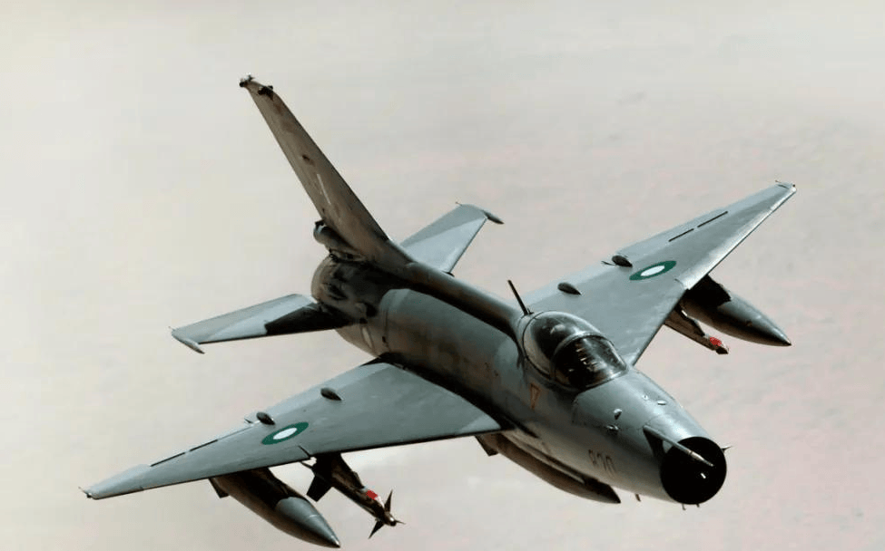 印度情报确认,中国给了巴铁启发,把歼7改无人机,饱和打击S400