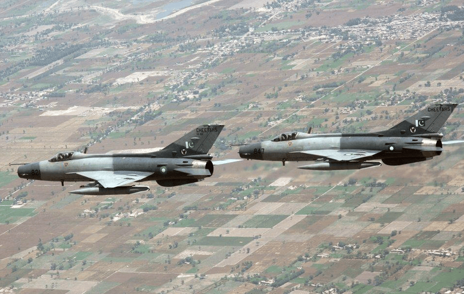 印度情报确认,中国给了巴铁启发,把歼7改无人机,饱和打击S400