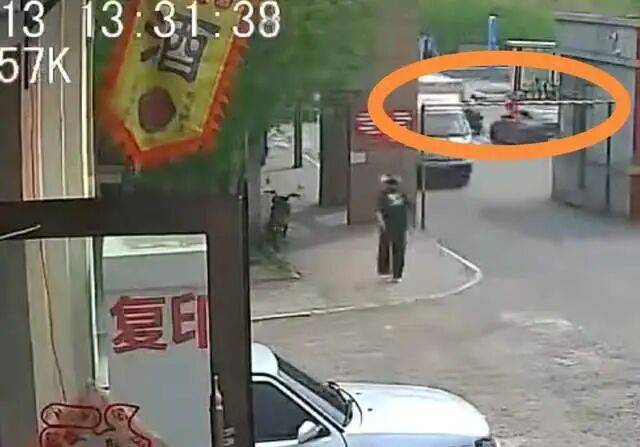 黑龙江一女子路边正常行走，货车撞断限高栏将其砸倒，街道办回应：被砸情况调查清楚后会发布消息