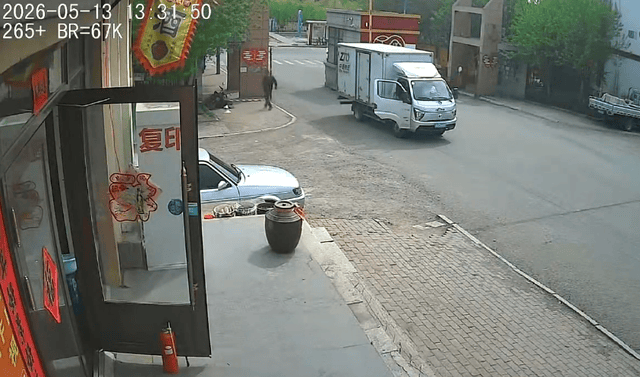 黑龙江一女子路边正常行走，货车撞断限高栏将其砸倒，街道办回应：被砸情况调查清楚后会发布消息