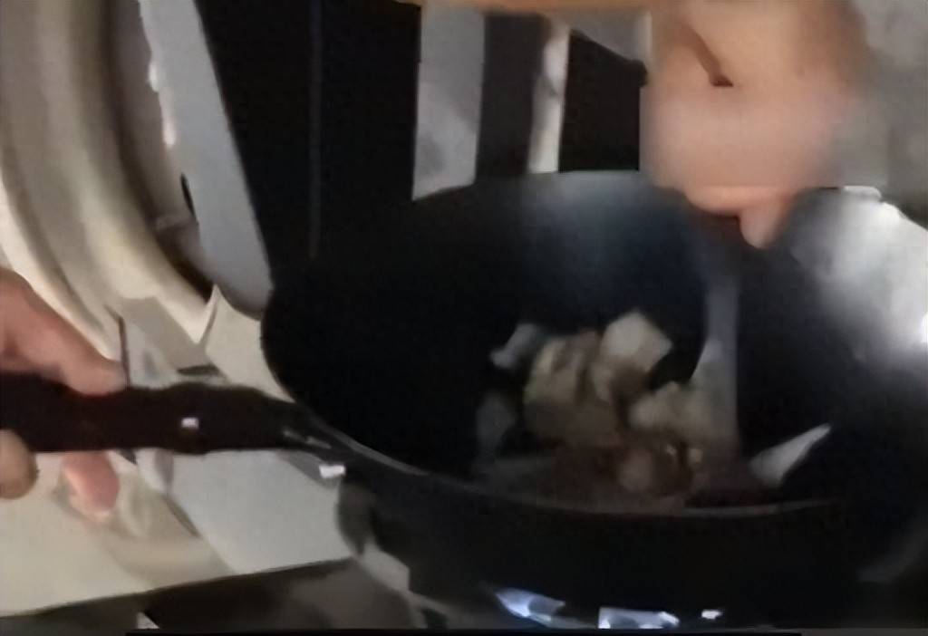 货车司机在加油站支起锅灶明火炒菜，不听劝阻还殴打工作人员