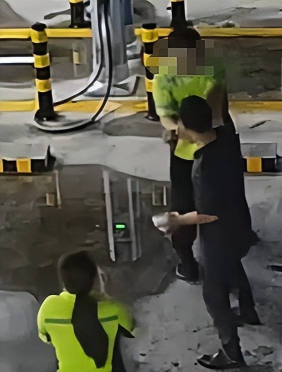 货车司机在加油站支起锅灶明火炒菜，不听劝阻还殴打工作人员